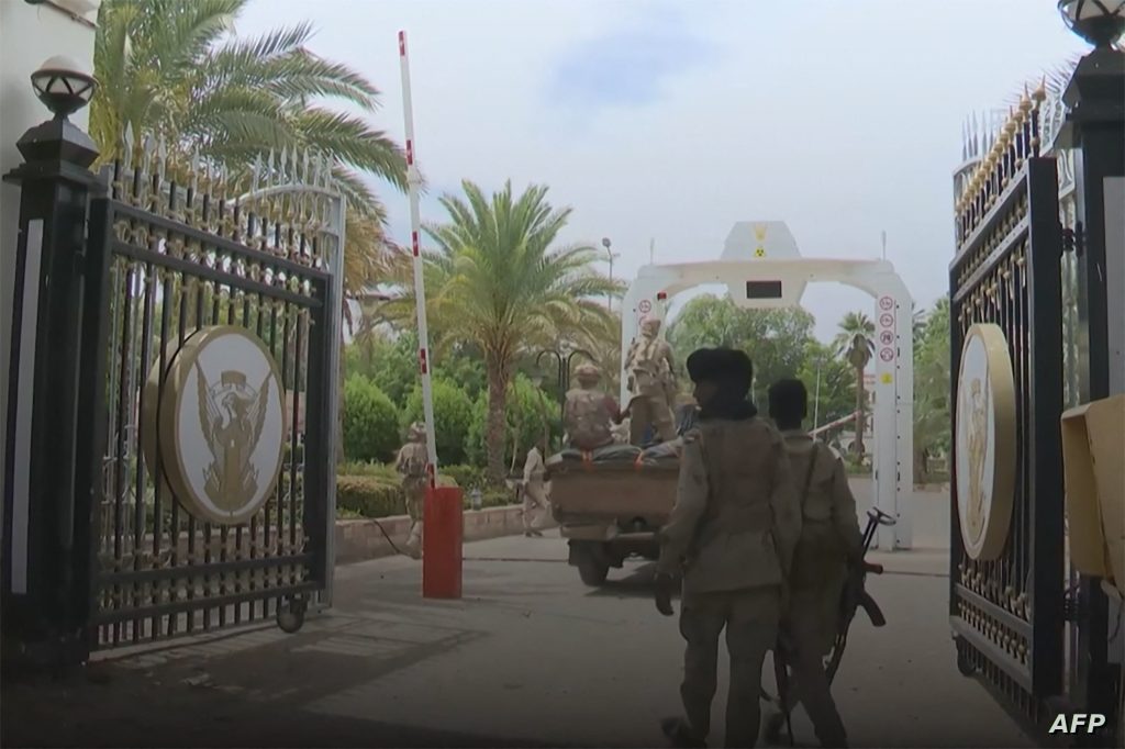 لأول مرة.. الجيش السوداني يقصف القصر الرئاسي وقوات الدعم السريع تعلن محاصرة القيادة العامة
