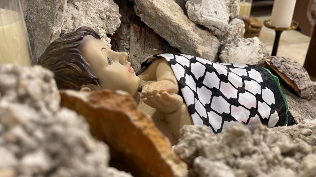 نخلة الكريسماس… جسر حماس مع الوطن وجسر مع العالم