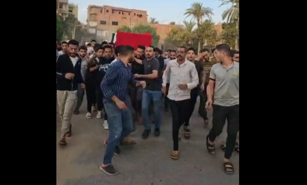 كما توقعت ، الجندي المصري أخذته الحمية،