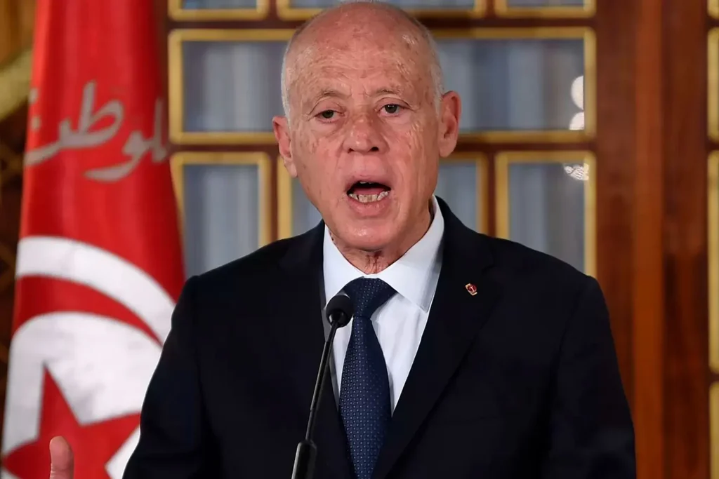 سعيّد يترشح للرئاسيات ومنع معارض من خوضها “مدى الحياة”