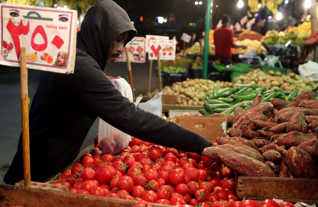 رغم توفر الدولار.. لعبة انتظار بين المستهلكين والتجار في مصر