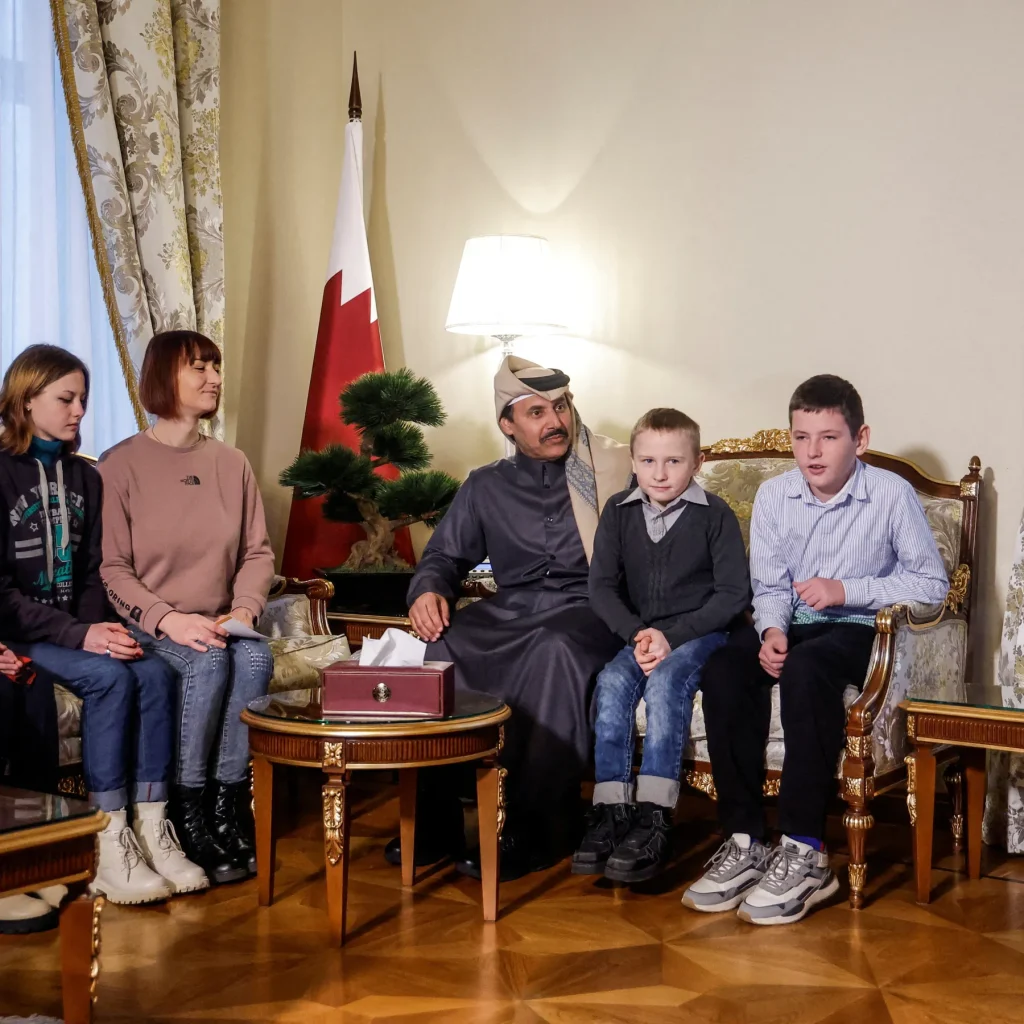 قطر تنجح مجددا في لمّ شمل أطفال روس وأوكرانيين بعائلاتهم