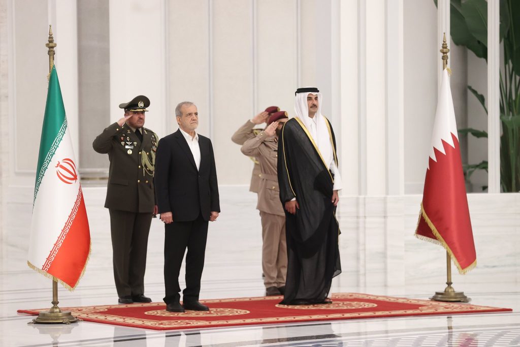 أمير قطر يستقبل بزشكيان: سنواصل وساطة غزة رغم تعقيدات التصعيد في لبنان