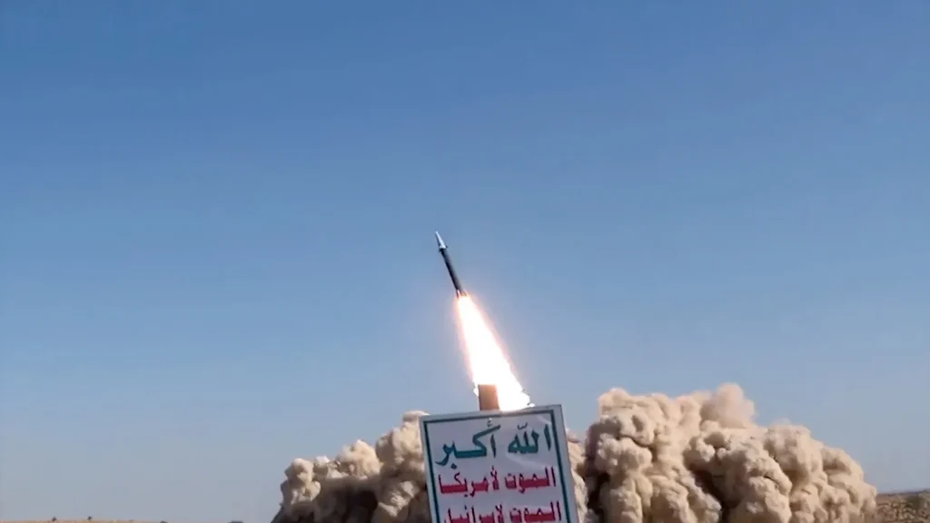 الحوثيون يعلنون استهداف قاعدة إسرائيلية في يافا بصاروخ باليستي