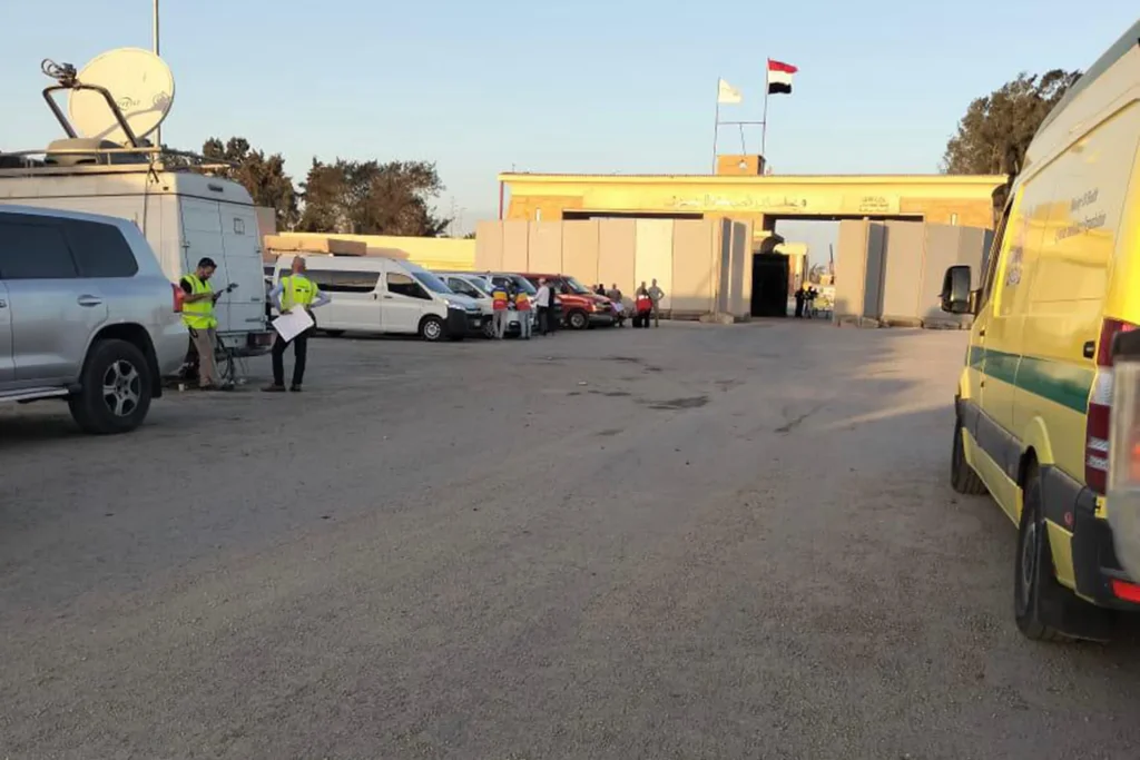 70 أسيرا فلسطينيا مبعدا يصلون مصر ضمن صفقة التبادل