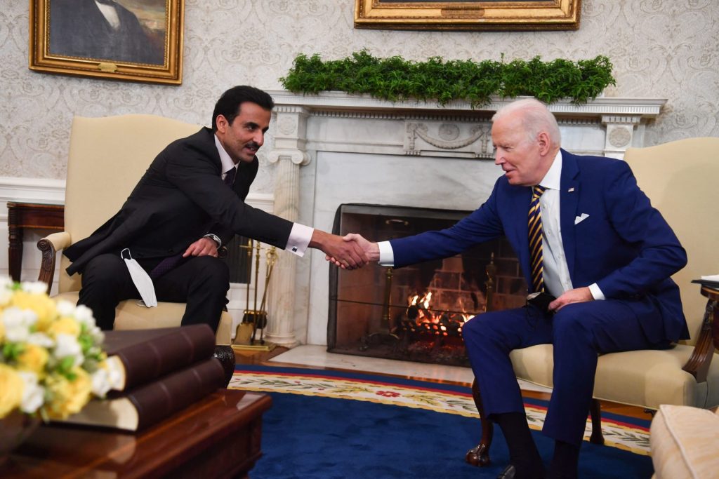 أمير قطر وبايدن يبحثان جهود وقف إطلاق النار بغزة