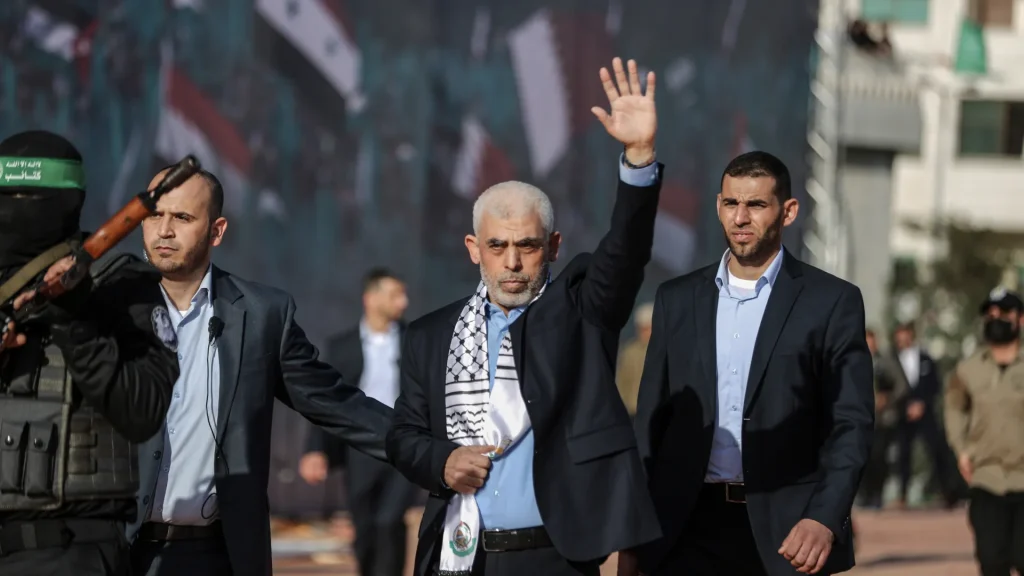 الشهيد السنوار وعلم فلسطين يزيّنان قمة الدوري التونسي