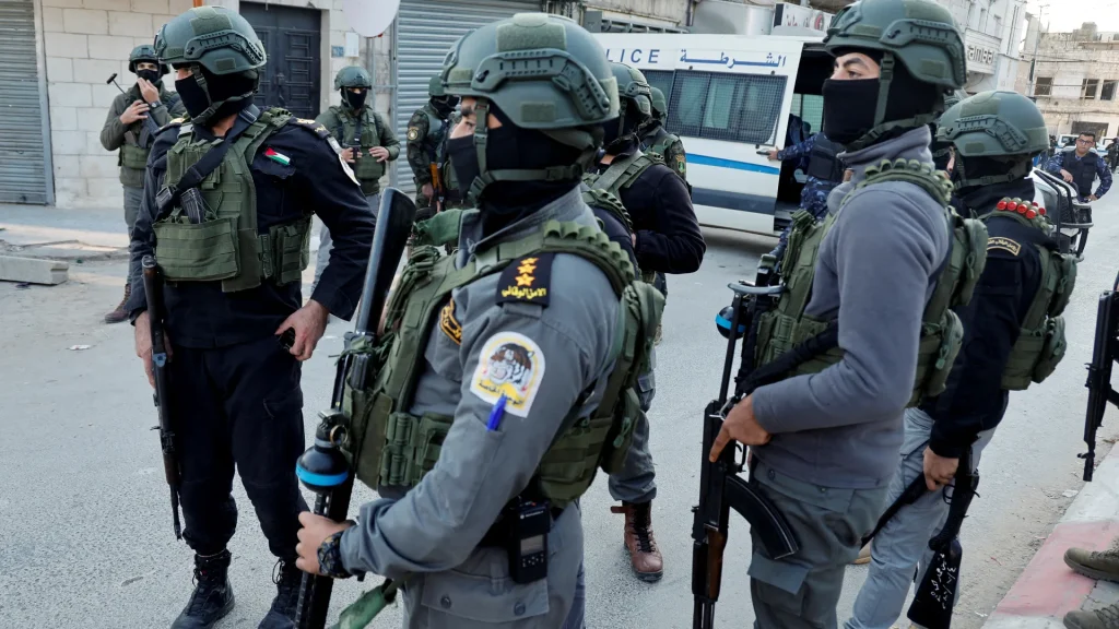 إصابة فلسطينييْن باشتباكات بين السلطة والمقاومة وحصار مخيم جنين يتواصل