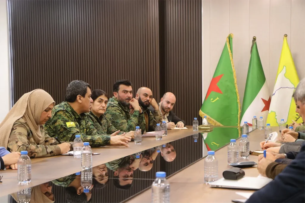 قسد تؤكد أهمية الحوار مع دمشق بعد أنباء عن قرار الاندماج بالجيش