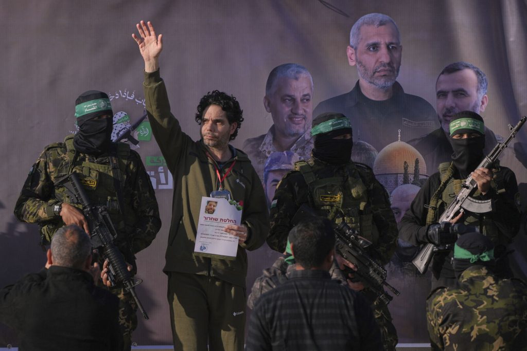 القسام تسلم 3 إسرائيليين وإطلاق أسرى فلسطينيين ضمن الدفعة الرابعة