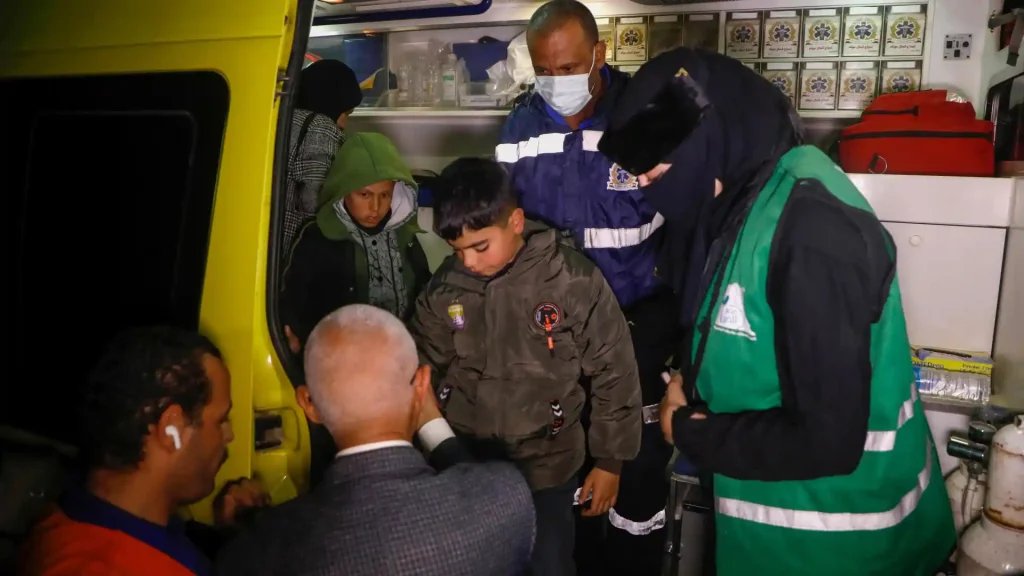إجلاء 37 مريضا من غزة لتلقي العلاج في مصر