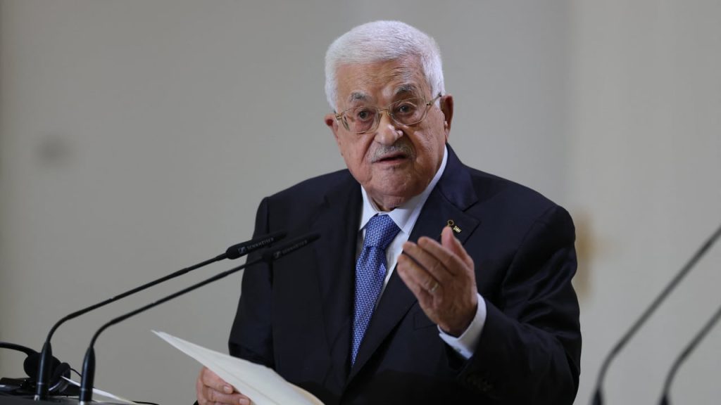 عباس يشتم المقاومة الفلسطينية ويثير غضب المغردين