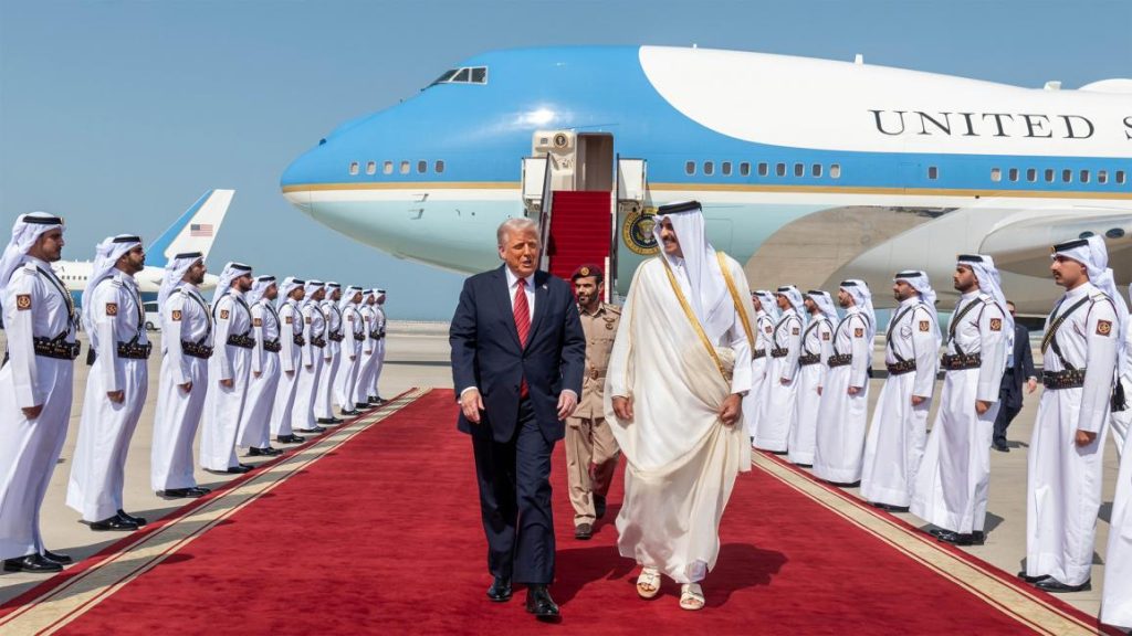 ترامب يختتم زيارته للدوحة ويشيد بأمير قطر