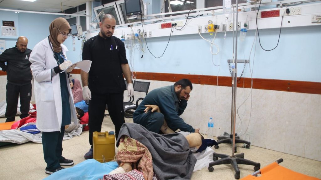 طبيب في غزة: وضع المستشفيات كارثي ونعجز عن إنقاذ جرحى مجزرة مخيم البريج