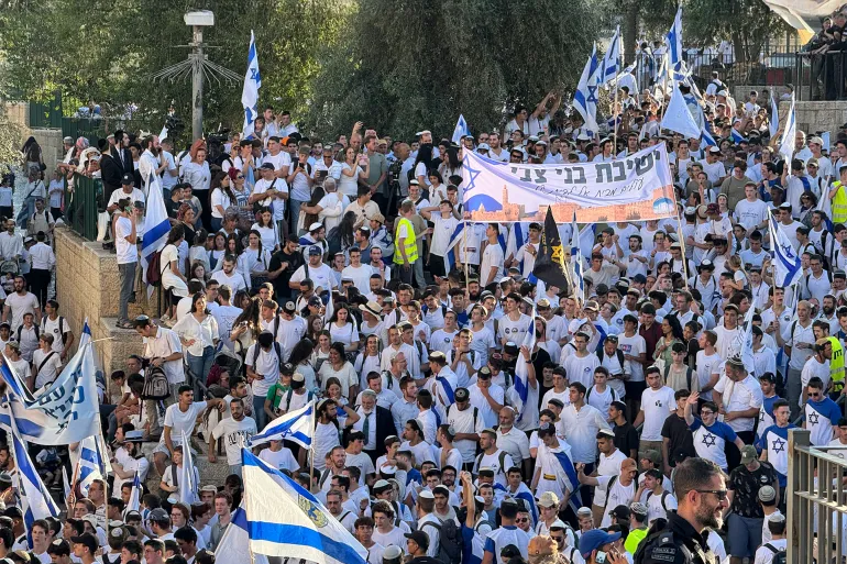 مسيرة “رقصة الأعلام”.. كابوس لسكان القدس القديمة