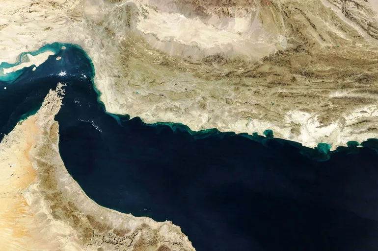 طهران تهدد بغلق هرمز وواشنطن تحذرها