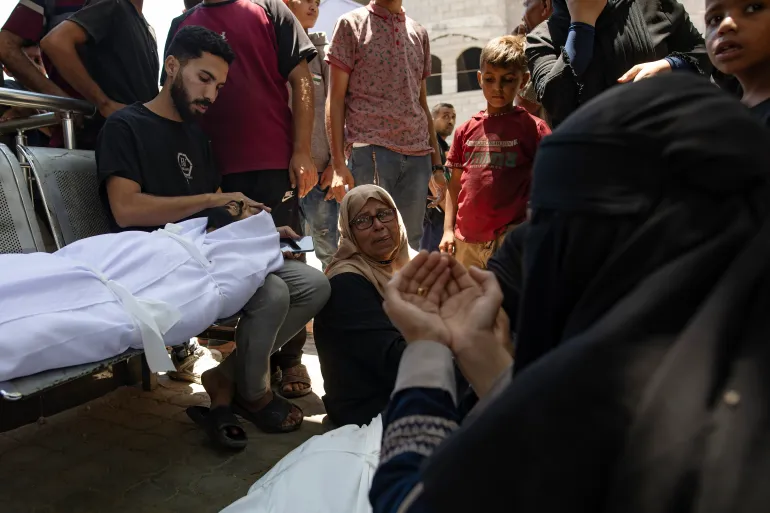 الاحتلال يتوغل بدير البلح والتجويع ينهش سكان القطاع