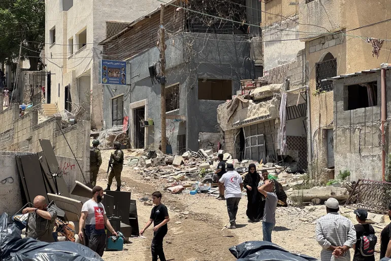 اعتقالات وهدم منازل بمخيم طولكرم والمستوطنون يصعدون هجماتهم