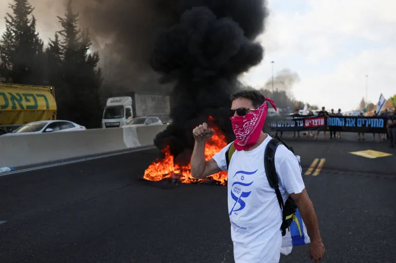 مظاهرات وإغلاق شوارع في فلسطين المحتلة “إسرائيل” للضغط من أجل إبرام صفقة
