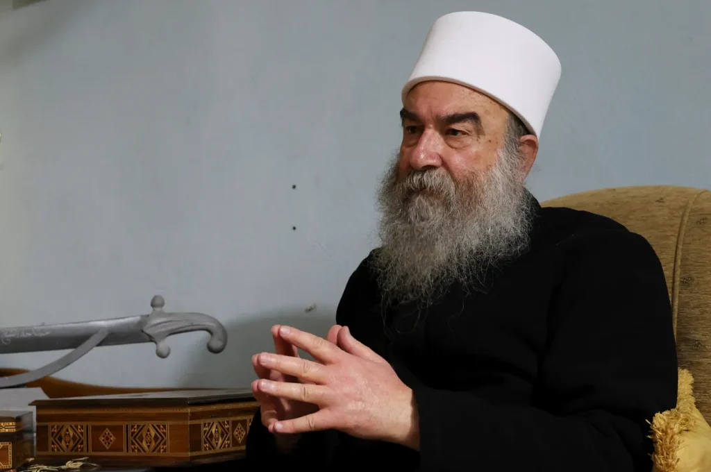 الهجري يشكل فصيلا عسكريا بالسويداء والبلعوس يحذّر من “خراب ودمار”